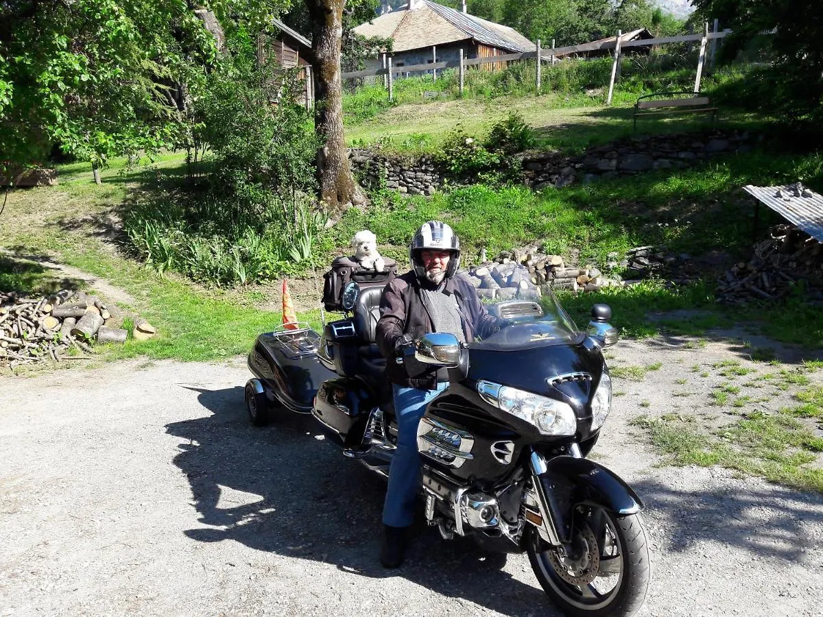Апартаменты Gite Du Chalet Barnabas Relais Motards Saint-Martin-de-la-Porte
